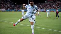 Penyerang Inter, Lautaro Martinez, merayakan gol yang dicetaknya dalam laga Serie A antara Cagliari dan Inter di Unipol Domus, Cagliari, Sardinia, Italia, Sabtu, 27 September 2025. (Gianluca Zuddas/LaPresse via AP)