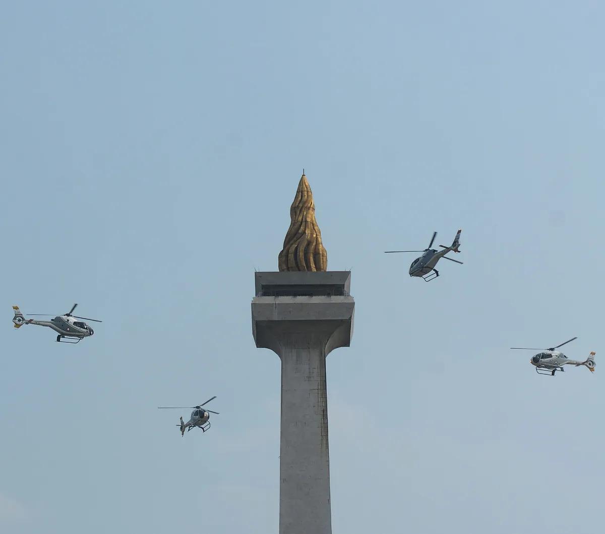 Setelah penampilan aksi pasukan penerjun payung, demonstrasi udara dilanjutkan dengan manuver helikopter, pesawat tempur hingga Hercules TNI AU melintasi tugu Monas.<br>