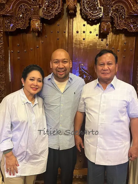 Potret keluarga Titiek kecil Titiek Soeharto bersama Prabowo dan anak laki-laki mereka, Didit Prabowo. Ketiga kompak mengenakan atasan kemeja. Titiek Soeharto tampil serasi dengan Prabowo mengenakan kemeja berwarna putih. [Foto: Instagram/titieksoeharto]