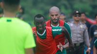 Makan Konate dan David da Silva dalam sesi latihan Persebaya. (Bola.com/Gatot Susetyo)