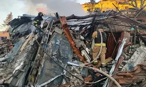 Petugas layanan darurat Ukraina memadamkan kebakaran setelah serangan bom berpemandu Rusia menghantam pusat kota Sloviansk, wilayah Donetsk, Ukraina, Senin (31/8/2026). (Dok. Ukrainian Emergency Service via AP)
