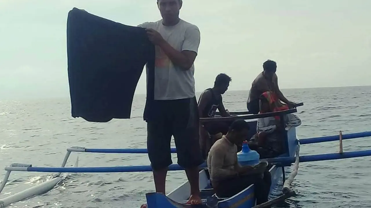 Tim SAR dan keluarga nelayan hilang di Kolaka, hanya menemukan baju korban, Jumat (6/12/2019).(Liputan6.com/Ahmad Akbar Fua)