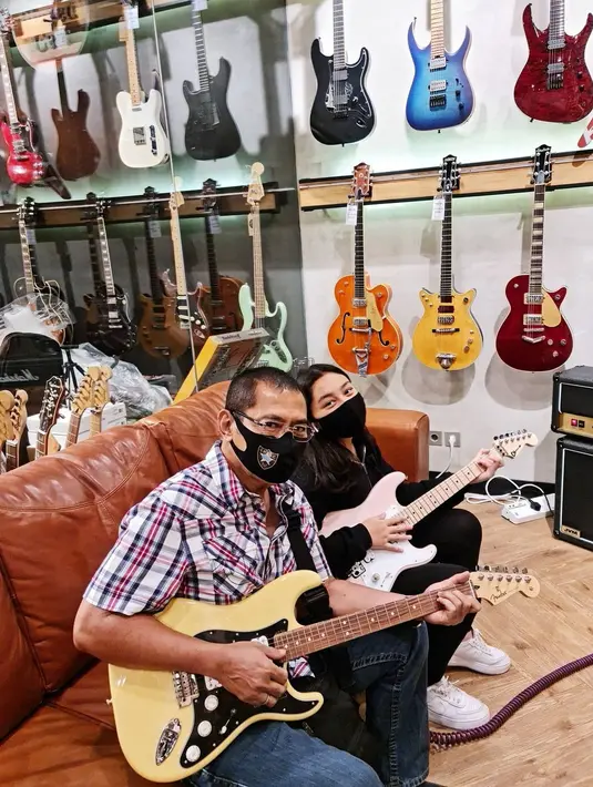 Salah satu kekompakan Khirani dan Bambang Trihatmodjo yang diunggah Mayangsari saat mereka mengunjungi toko alat musik. (FOTO: instagram.com/mayangsari_official/)