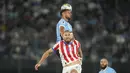 Bek Uruguay Sebastian Caceres menyundul bola melewati penyerang Paraguay Isidro Pitta pada matchday 7 Kualifikasi Piala Dunia 2026 zona CONMEBOL. Laga ini berlangsung di Estadio Centenario, Sabtu (7/9/2024) pagi WIB. (AP Photo/Matilde Campodonico)