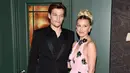 Millie Bobby Brown (kanan) dan pacarnya Jake Bongiovi menghadiri pemutaran perdana film Enola Holmes 2 di The Paris Theatre, New York, Amerika Serikat, 27 Oktober 2022. Pasangan yang memicu rumor asmara pada Juni 2021 itu mengonfirmasi hubungan mereka awal tahun ini. (Photo by Evan Agostini/Invision/AP)