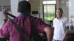 Terpidana kasus korupsi pembangunan RS Pendidikan Universitas Udayana mantan Kepala Biro Administrasi Umum dan Keuangan di Universitas Udayana, Made Meregawa (kanan) usai menjalani pemeriksaan di KPK, Jakarta, Senin (23/7). (Merdeka.com/Dwi Narwoko)