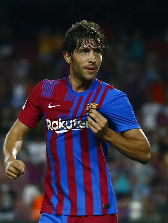 Bek Barcelona, Sergi Roberto berselebrasi usai mencetak gol ke gawang Real Sociedad pada pertandingan La Liga Spanyol di stadion Camp Nou di Barcelona, Spanyol, Senin (16/8/2021). Barcelona menang atas Sociedad 4-2.  (AP Photo/Joan Monfort)