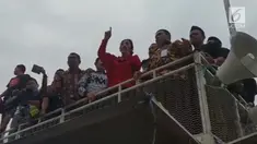 Susi Pudjiastuti menemui langsung nelayan cantrang yang berdemo di Istana Merdeka. Di hadapan nelayan ia memperbolehkan penggunaan cantrang.