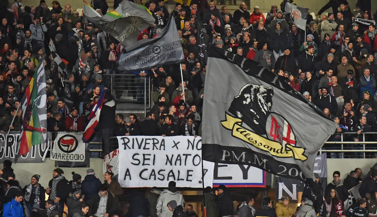 Suporter Alessandria saat pertandingan melawan AC Milan dalam leg pertama semifinal Coppa Italia di Stadion Olimpico, Roma, Rabu (27/1/2016) dini hari WIB. (EPA/Andrea Di Marco)