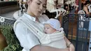 Kali ini, nuansa putih mendominasi gaya Jessica Mila dan sang buah hati.  [Foto: instagram/ Jessica Mila]
