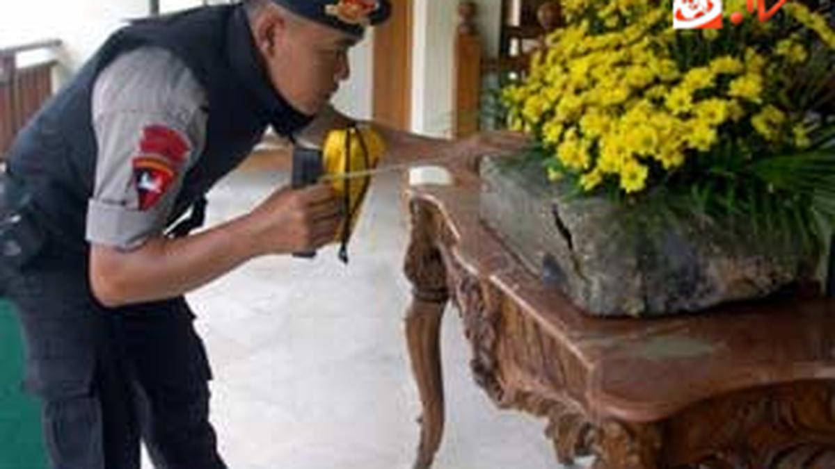 Paket Mencurigakan Ditemukan Depan Bank Jatim - News Liputan6.com
