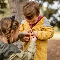 Seorang kakak membantu adiknya (Foto Dok: Freepik/freepik).