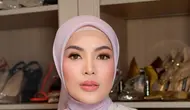 Blouse motif bunga dengan warna pastel yang cerah. (Sumber instagram: @nindyaayunda)