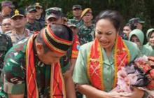 Momen Mengerikan Istri Jenderal Maruli Simanjuntak Kena Pedang Dayak oleh Suami 'Sakit Banget