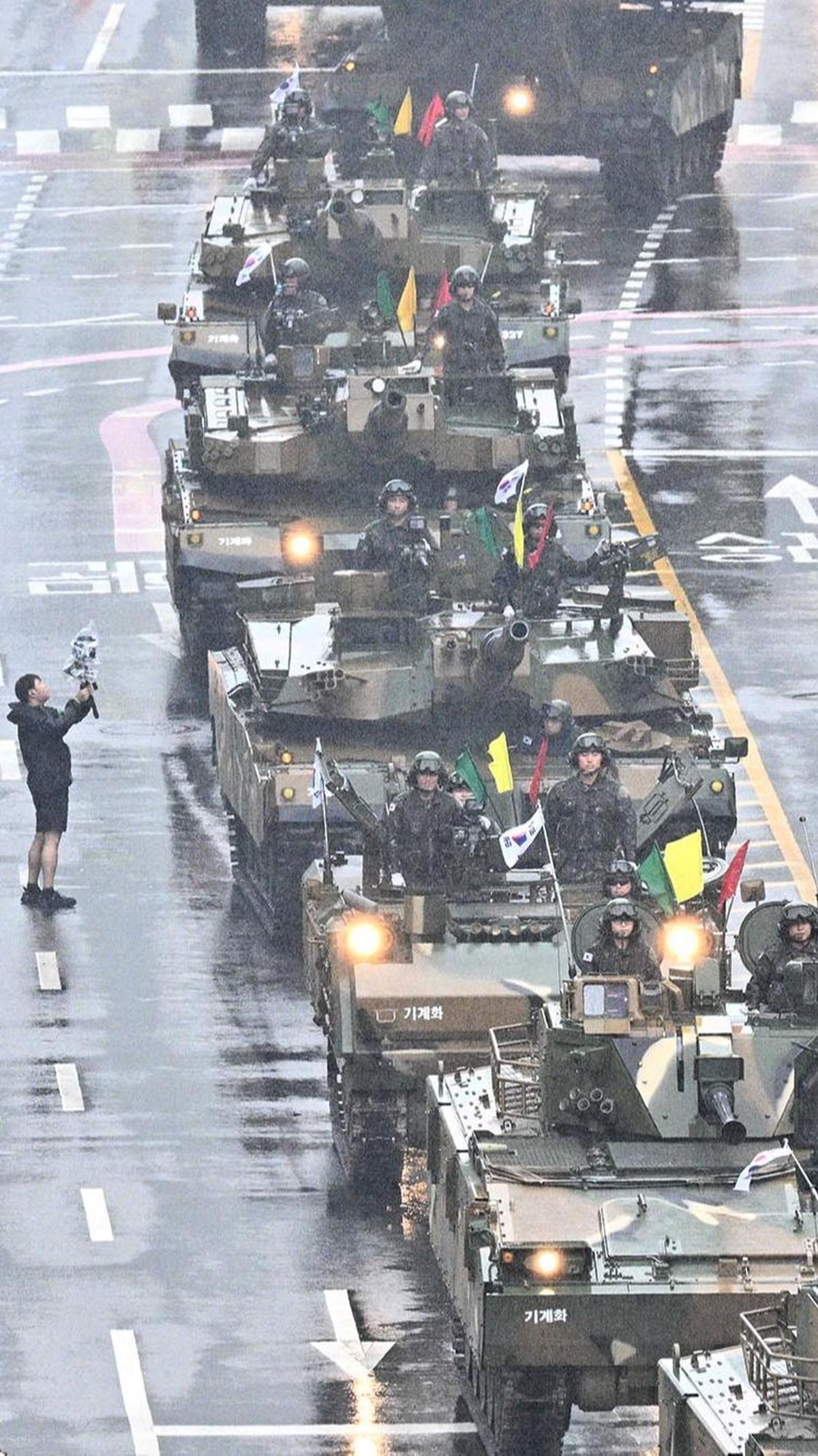 Puluhan tank hingga rudal balistik dikerahkan dalam parade militer yang disebut-sebut sebagai peringatan keras untuk Korea Utara.