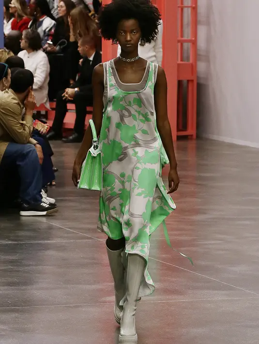 <p>Kim Jones tertarik melihat hal-hal yang telah dilakukan Karl dan bagaimana mereka bisa mengembangkannya, baik secara visual maupun teknis. Motif bunga yang diambil dari arsip FENDI dan logo yang pertama kali diperkenalkan pada tahun 2000 mengacu pada koleksi masa lalu, tapi ditata ulang untuk hari ini. Foto: Document/FENDI.</p>