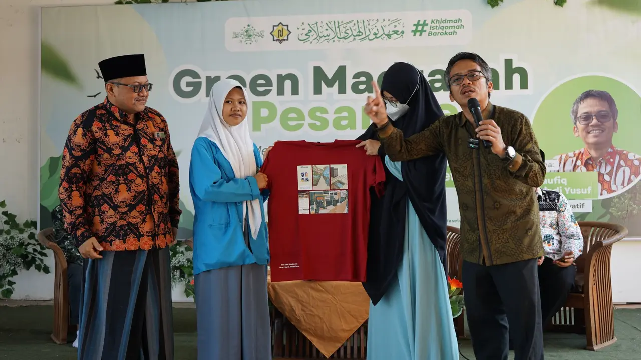 Pondok Pesantren Nurul Huda Setu, Bekasi, menggelar kegiatan bertajuk “Green Madrasah & Pesantren” dengan tema “Santri Merawat Bumi, Pesantren Menginspirasi”.