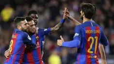 Para pemain Barcelona merayakan gol yang dicetak Neymar ke gawang Sporting pada laga Liga Spanyol di Stadion Camp Nou, Spanyol, Rabu (1/3/2017). Barcelona menang 6-1 atas Sporting. (AP/Manu Fernandez)