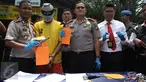 Polsek Metro Penjaringan merilis kasus perdagangan manusia yang di pekerjakan sebagai PSK di lokalisasi liar Kalijodo, Jakarta, Senin (24/8/2015). Polisi membekuk KMD ( 70) yang akan menjual dua abg kepada pria hidung belang. (Liputan6.com/Gempur M Surya)