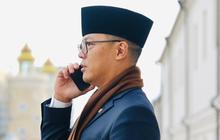 Kumpulan Foto Menlu Berdarah Kopassus Berpose Serius Sedang Telepon Orang-orang Penting