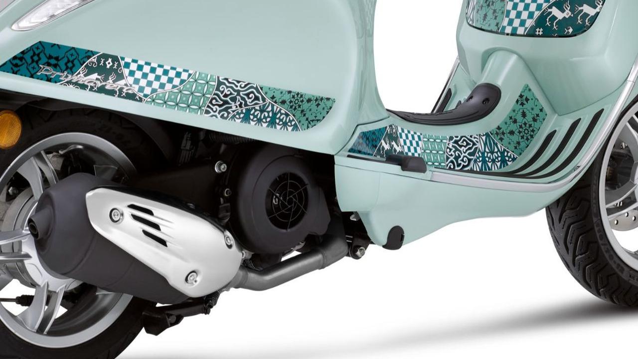 Vespa Primavera Batik dilengkapi dengan Jok dan Top Box