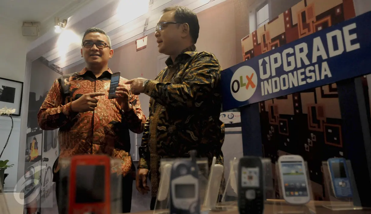 Presenter Tanah Air, Farhan, selaku pengguna aplikasi OLX (kiri) dan CEO OLX Indonesia, Daniel Tumiwa berbincang usai acara Peluncuran OLX Upgrade Indonesia, Jakarta, (14/8/2015). (Liputan6.com/Johan Tallo)