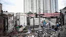 Warga mencari sisa harta benda usai kebakaran menghanguskan Kelurahan Kebon Kosong, Kemayoran, Jakarta, Rabu (26/12). Kebakaran menghanguskan 25 rumah warga Kebon Kosong. (Liputan6.com/Faizal Fanani)