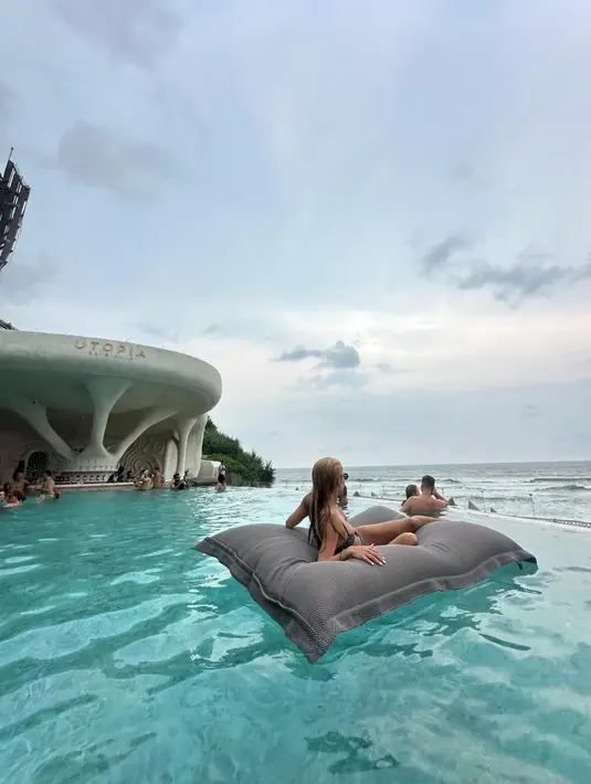 Hyoyeon SNSD saat berada di sebuah beach club. Dia menikmati hamparan laut lepas sambil bersantai di kolam renang. (Foto: Instgaram/ hyoyeon_x_x)