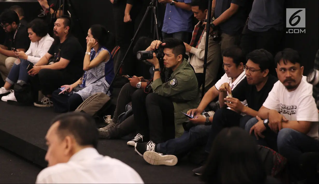 Gaya musisi Baim saat mengambil gambar di Fashion Nation 2018 di Senayan City, Jakarta, Rabu (18/4/). Baim terlihat di deretan para fotografer saat mengambil gambar istrinya, Artika Sari Devi. (Liputan6.com/Herman Zakharia)