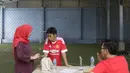 Putra dari pasangan Ahmad Ramadhani dan Miranti Sekarningrum berharap pelatihannya di MU bisa menjadi titik awal kiprahnya di sepak bola Eropa. (Bola.com/Vitalis Yogi Trisna)
