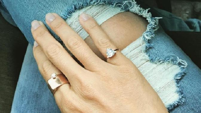 Jika Lihat Wanita Pakai Cincin di Jari Kelingking, Ini ...