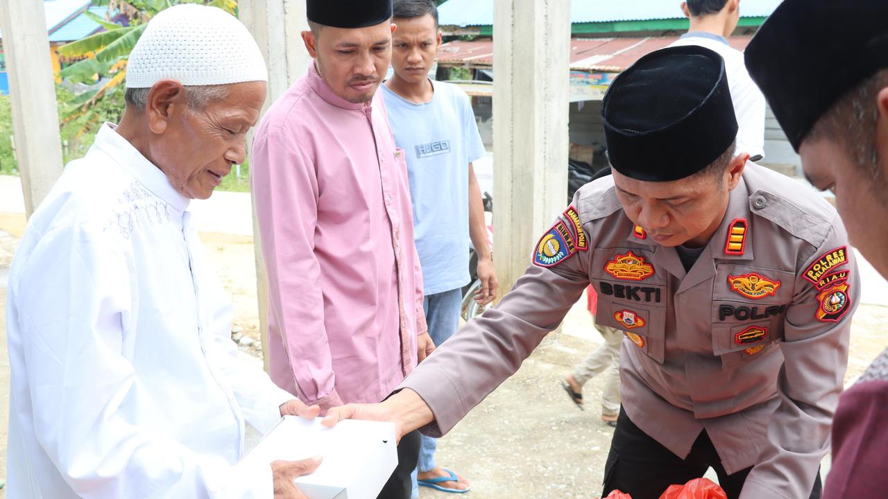 Polisi Bagikan Ratusan Paket Nasi, Sampaikan Pesan Pilkada Damai ke Jemaah Masjid
