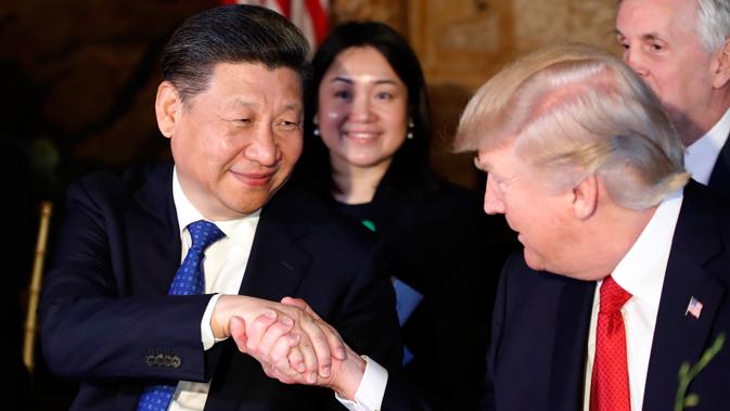 Presiden AS, Donald Trump menjabat tangan Presiden China, Xi Jinping saat jamuan makan malam di resor Mar a Lago, Florida, Kamis (6/4). Kedua pemimpin negara tersebut diagendakan akan menghabiskan waktu bersama secara privat. (AP Photo/Alex Brandon)
