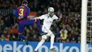 Penyerang Real Madrid, Karim Benzema menyundul bola dari kawalan bek Barcelona, Gerard Pique pada pertandingan lanjutan La Liga Spanyol di stadion Camp Nou (18/12/2019). Barcelona bermain imbang 0-0 atas Real Madrid. (AP Photo/Joan Monfort)