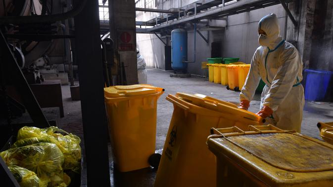 Pekerja bersiap memasukkan limbah medis ke dalam bucket elevator di Wuhan Beihu Yunfeng Environmental Technology Co., Ltd. di Distrik Qingshan, Wuhan, Hubei, China, Rabu (4/3/2020). Perusahaan ini memiliki kapasitas pembuangan limbah medis virus corona (COVID-19) hampir 15 ton per hari. (Xinhua/Cai