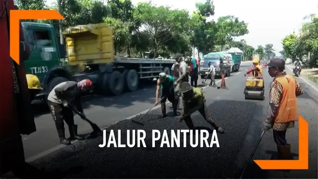 Proyek perbaikan jalur pantura terus dilakukan setiap hari menjelang arus mudik lebaran 2019. Di Tuban, perbaikan kerusakan jalan di sejumlah titik diilakukan dengan tambal sulam dan pengaspalan.