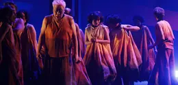 Para aktor Teater Koma menampilkan adegan dalam pementasan Rumah Sakit Jiwa di Graha Bhakti Budaya, Taman Ismail Marzuki, Jakarta, Rabu (29/7/2026). Produksi ke-237 Teater Koma yang berkolaborasi dengan Bakti Budaya Djarum Foundation ini kembali menghadirkan karya almarhum N. Riantiarno dengan interpretasi artistik baru yang merefleksikan isu kemanusiaan, relasi kuasa, dan kesehatan mental yang tetap relevan di tengah perkembangan zaman. (KLY/ Budy Santoso)