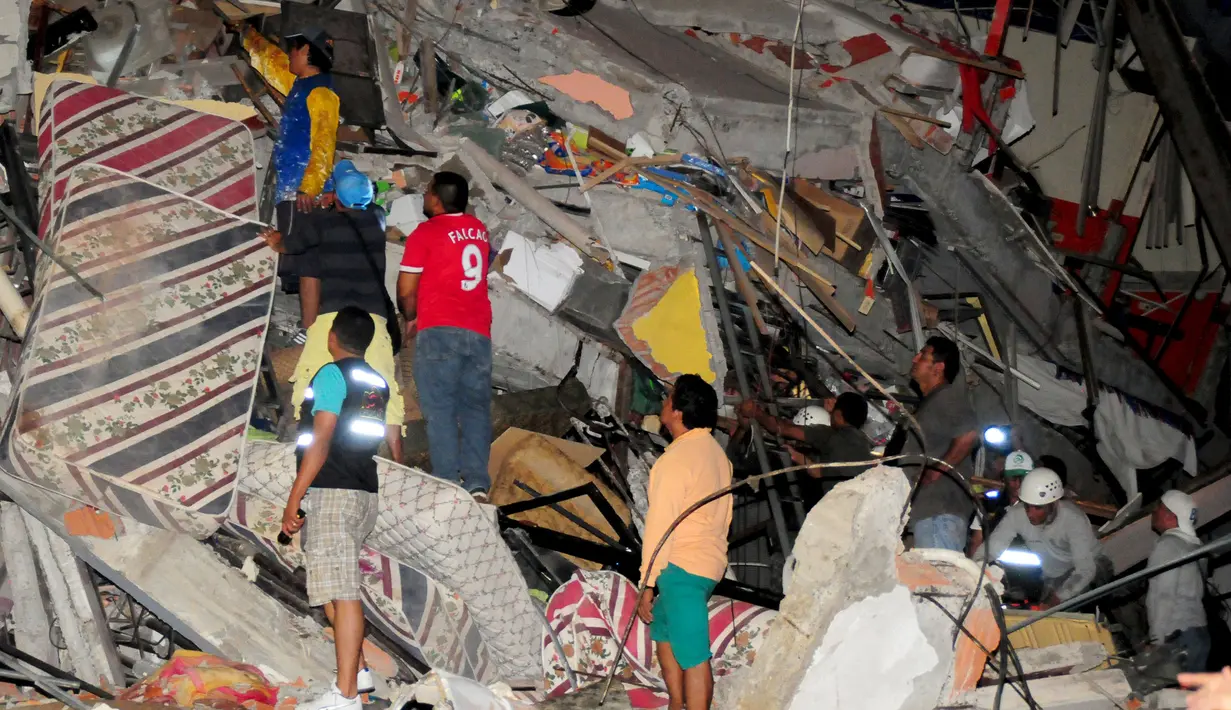 Sejumlah warga berdiri di reruntuhan bangunan untuk mencari korban pasca diguncang Gempa berkekuatan 7,8 SR, Kota Manta, Ekuador, Sabtu (16/4). Bencana tersebut menewaskan 28 orang dan diperkirakan akan bertambah. (REUTERS/Paul Ochoa)
