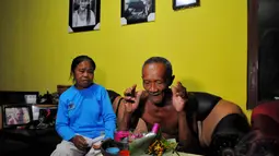 Mbah Slamet Samsuri selaku orang yang ditua-kan warga sekitar Baturraden mengadakan ritual di kediamannya, Desa Kemutug Lor, Jawa Tengah, Senin malam (05/05).(Liputan6.com/Andrian M Tunay) 