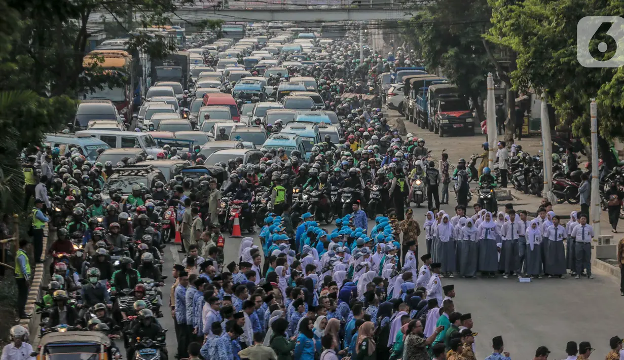 Kendaraan terjebak kemacetan di kawasan Kramat Raya, Jakarta Pusat, Senin (28/10/2019). Kemacetan tersebut disebabkan adanya upacara yang digelar di Museum Sumpah Pemuda. (Liputan6.com/Faizal Fanani)