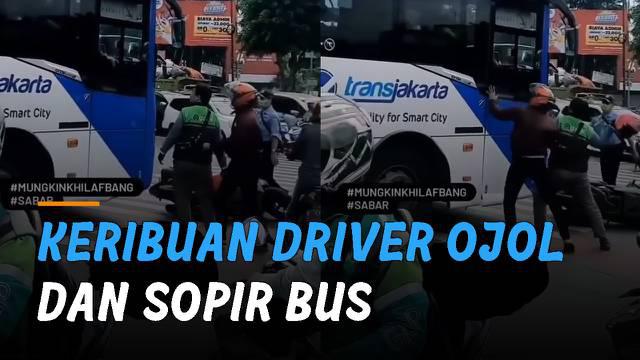 Keributan terjadi di tengah jalan antara oknum driver ojol dan pengemudi Bus Trans Jakarta. Insiden itu terjadi di dekat PGC Cililitan, Jakarta Timur.