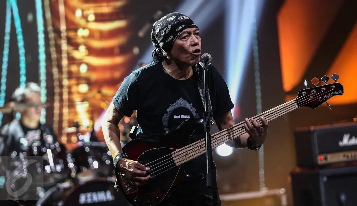 Basis God Bless  Donny Fattah saat konser di album ketujuh 36 medio 2009 di Studio 5 INDOSIAR, Jakarta Barat, Sabtu (17/12/2016). (Liputan6.com/Faizal Fanani)
