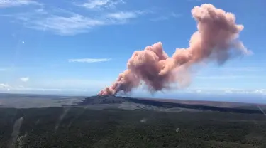 Penampakan abu vulkanik melambung ke langit saat Gunung Kilauea meletus di Big Island Hawaii, (3/5). Badan Survei Geologi Amerika Serikat (USGS) melaporkan erupsi terjadi sekitar pukul 16.45 sore waktu setempat. (Survei Geologi AS via AP)