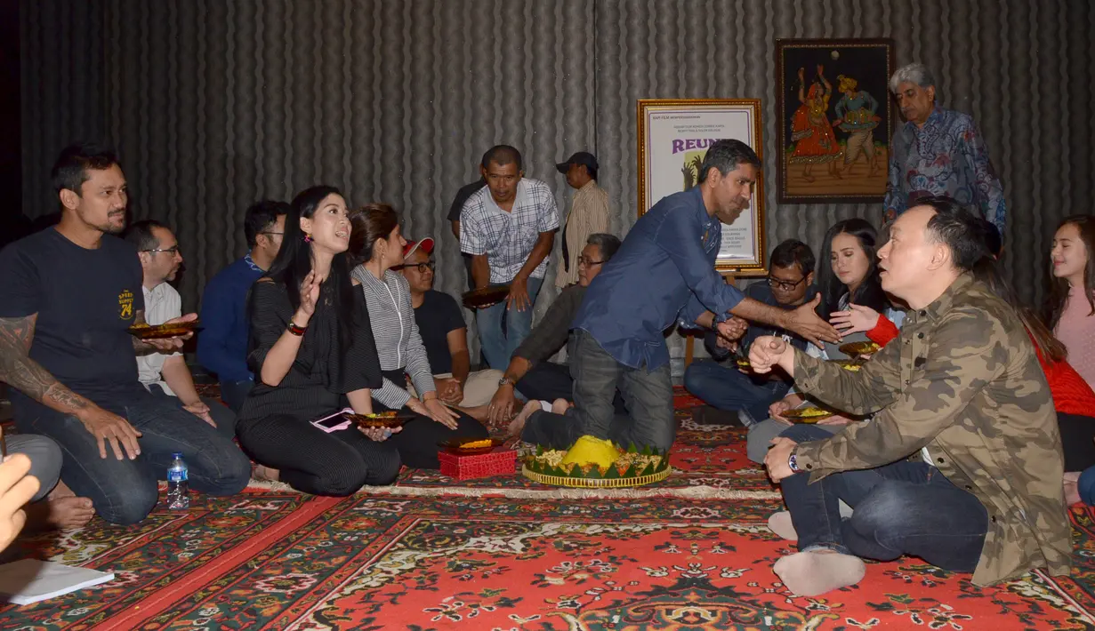 Selamatan film Reuni Z di kantor Rapi Films, kawasan Cikini, Jakarta Pusat, Jumat (8/12/2017). Film Reuni Z disutradarai oleh Monthy Tiwa dan Soleh Solihun. (Nurwahyunan/Bintang.com)