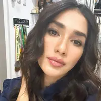 Ussy Sulistiawaty akhirnya berani tampil beda dengan rambut pendek. Istri Andhika Pratama itu membagikan potret penampilan barunya dengan rambut yang tak biasanya. Berikut potretnya. [Instagram/ussypratama]