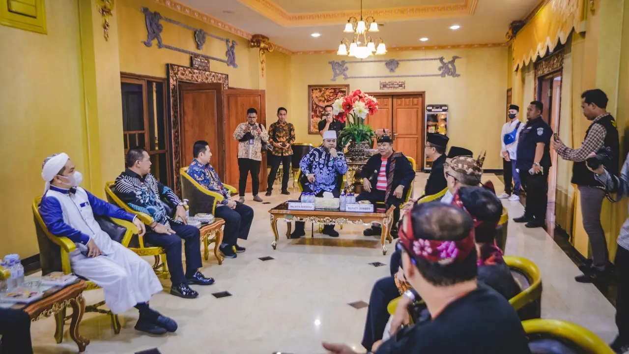 Walikota Bengkulu Helmi Hasan(Kanan) mendengarkan paparan dari Bupati Jember Hendy Siswanto (Kiri) terkait kiat sukses pengendalian infalsi di Jember (Istimewa)