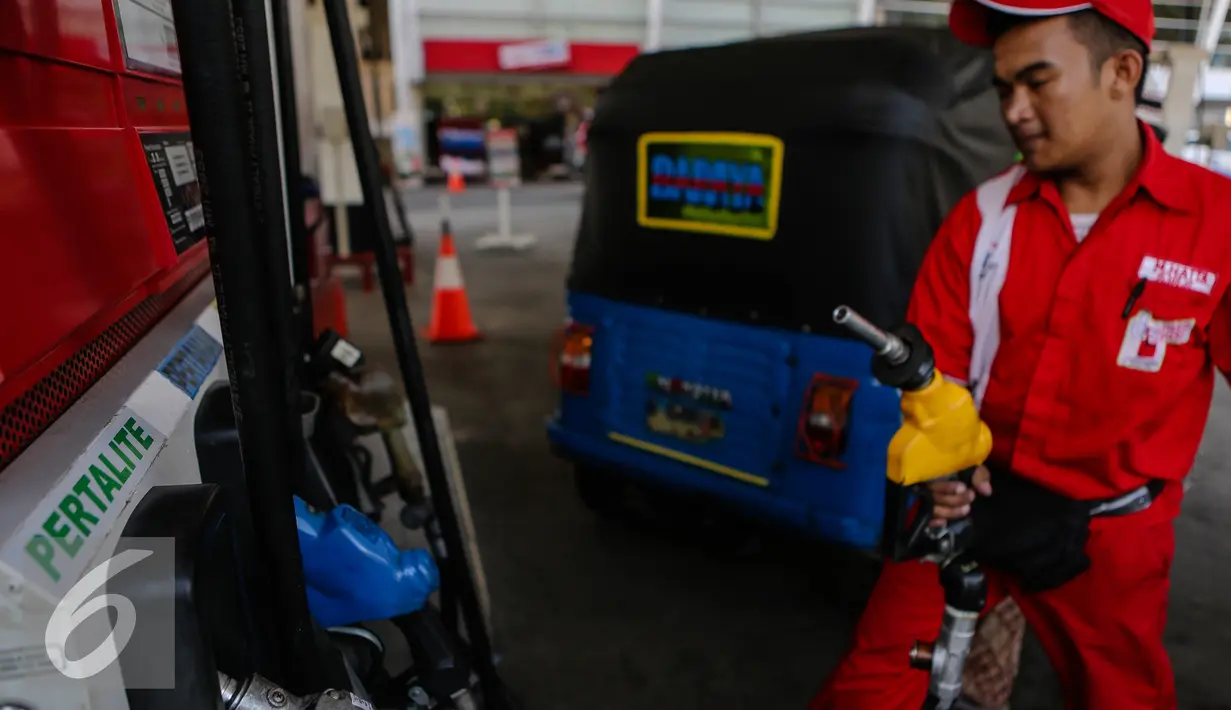Suasana pengisian BBM di salah satu SPBU di Jakarta, Rabu (22/7/2015). PT Pertamina (Persero) akan menjual produk bensin baru yakni Pertalite RON 90 pertama kali pada Jumat (24/7). (Liputan6.com/Faizal Fanani)
