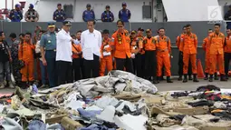 Presiden RI, Joko Widodo (kedua kiri depan) bersama Menhub Budi Karya Sumadi dan KaBasarnas Marsdya M Syaugi melihat barang yang diduga milik penumpang pesawat Lion Air JT 610 di Pelabuhan JICT 2, Jakarta, Selasa (30/10). (Liputan6.com/Helmi Fithriansyah)