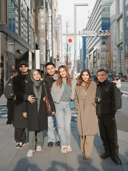 Aaliyah Massaid, Aurel Hermansyah, dan Ashanty janjian habiskan akhir tahun di Jepang. Bersama keluarga dan pasangan, ketiganya liburan layaknya triple date. [@aurelie.hermansyah]