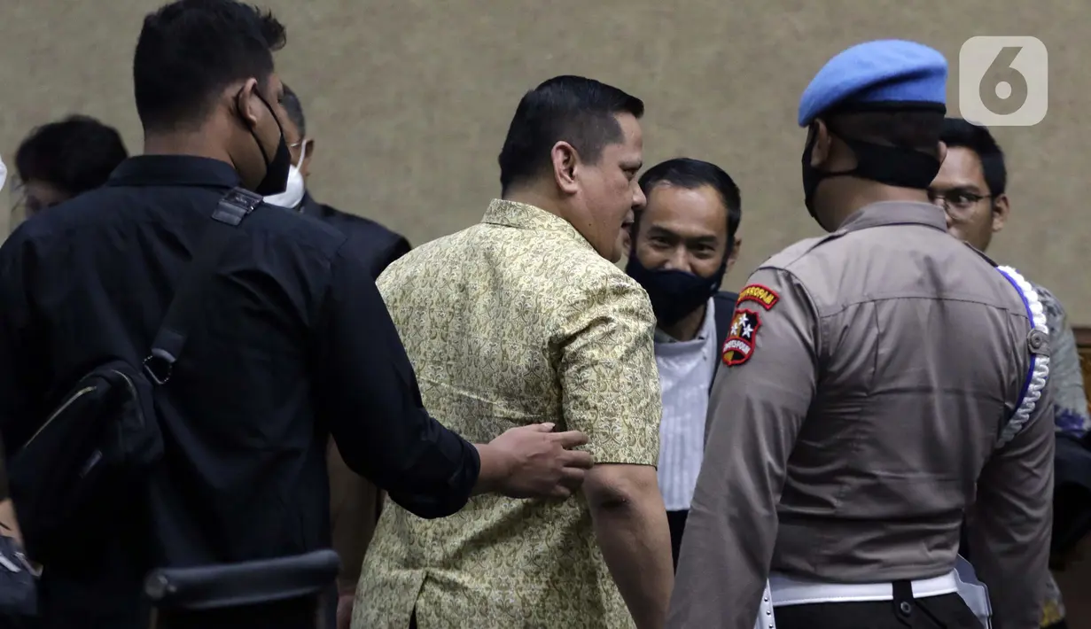 Terdakwa kasus suap penghapusan red notice Djoko Tjandra, Irjen (Pol) Napoleon Bonaparte (tengah) usai menjalani sidang pembacaan putusan di Pengadilan Tipikor, Jakarta, Rabu (10/3/2021). Majelis Hakim memvonis terdakwa empat tahun penjara dan denda Rp100 juta. (Liputan6.com/Helmi Fithriansyah)